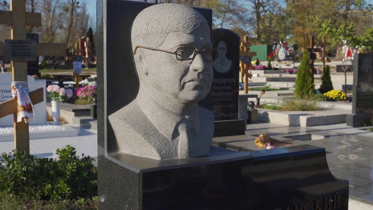 Скульптурный памятник на могилу из гранита