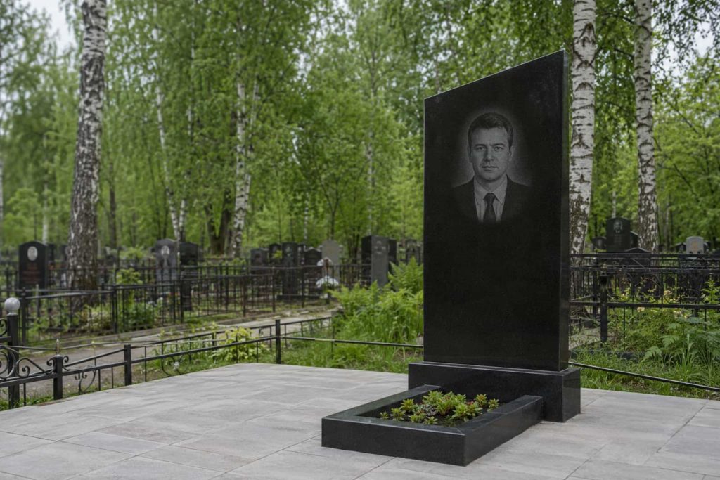 Мужской памятник из чёрного гранита на кладбище в Рязани
