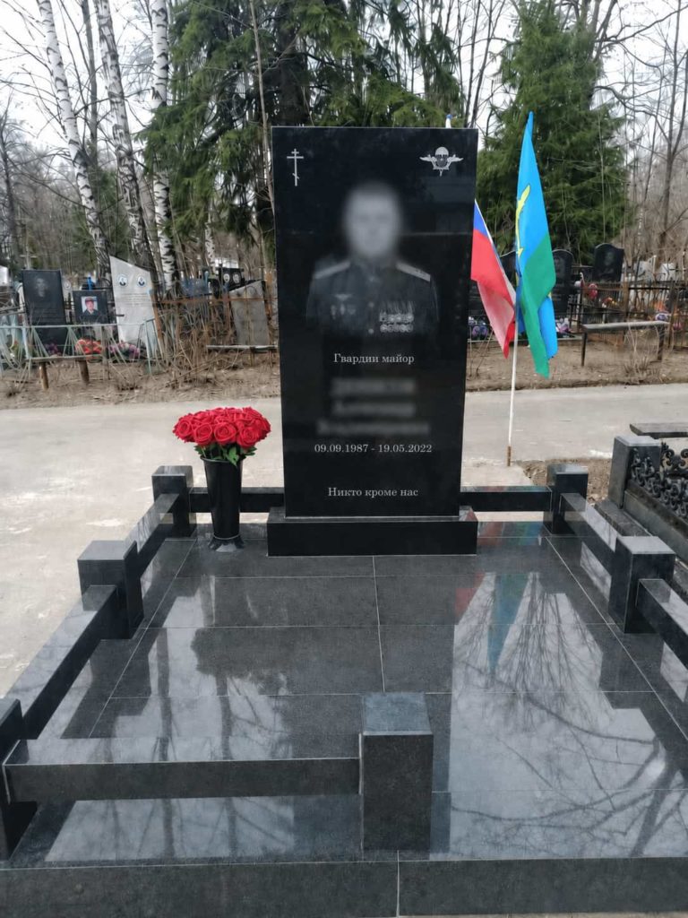 Памятник военному ВДВ из чёрного гранита на кладбище в Рязани