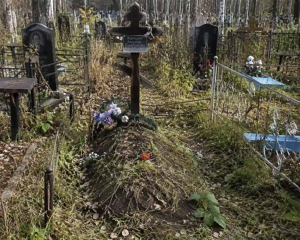 Фото неухоженной могилы на кладбище